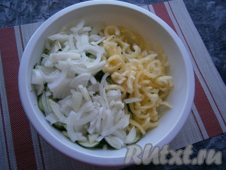 Из болгарских перцев удалить семенные коробки, лук очистить. В салат из капусты и огурцов добавить нарезанный тонкими четвертинами лук и нарезанный соломкой сладкий болгарский перец.
