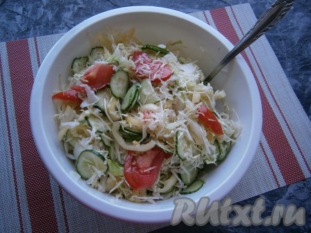 Салат аккуратно перемешать и оставить на 2 часа, периодически (2-3 раза) его перемешивая.
