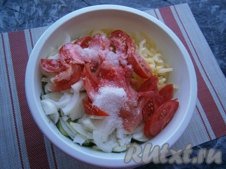 Сюда же добавить нарезанные дольками помидоры, соль, сахар, уксус и растительное масло.
