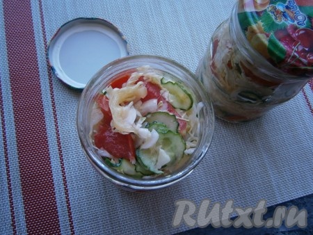 Далее разложить салат в простерилизованные баночки, утрамбовывая его. Сок, который образуется в салате, будет доходить почти доверху банок.
