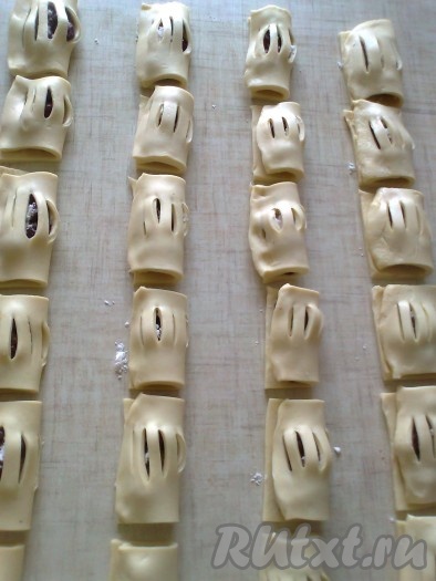 Накрываем вишню частью теста с разрезами.
