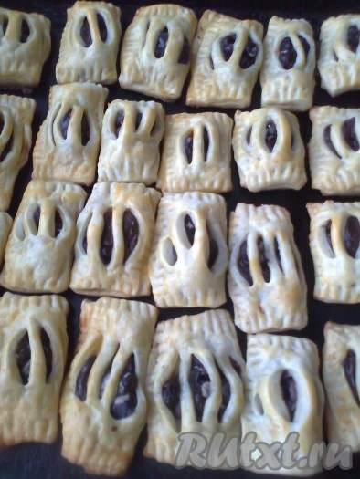 Выпекаем слойки в разогретой духовке при температуре 200 градусов, примерно, 25-30 минут (или столько, сколько указано на упаковке с тестом).
