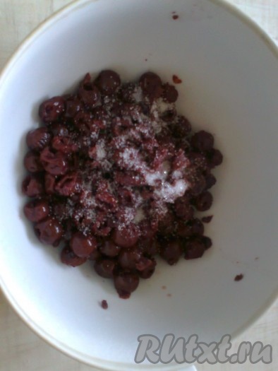 Засыпаем вишню сахаром, перемешиваем и сразу выкладываем её на ту часть прямоугольников, где нет разрезов.
