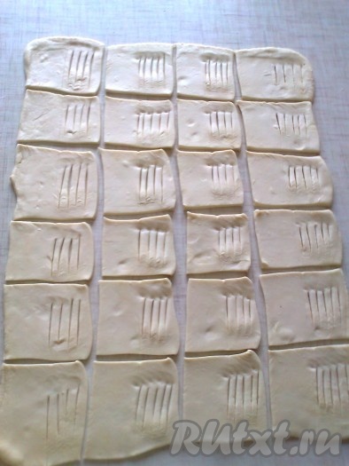 Каждый прямоугольник слоёного теста визуально делим на две части, в одной из которых делаем ножом небольшие надрезы, как показано на фото.
