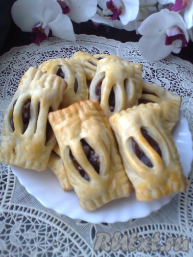 Готовые слойки с вишней перекладываем на тарелку и подаём к столу.
