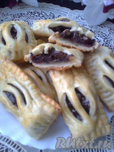 Слойки из домашнего теста с вишней