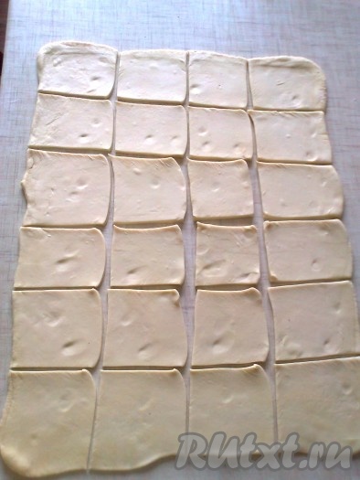 Разрезаем раскатанное тесто пополам вдоль и поперек, а затем еще на равные части, у меня получилось 24 одинаковых прямоугольника.
