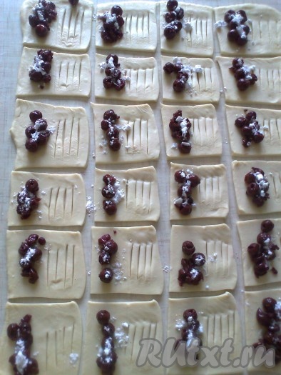 Сверху присыпаем вишню крахмалом, для того чтобы сок, который будет выделяться при выпечке, не вытек из слойки.
