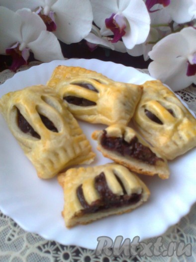 Слойки можно подавать как тёплыми, так и в холодном виде, они одинаково вкусные!
