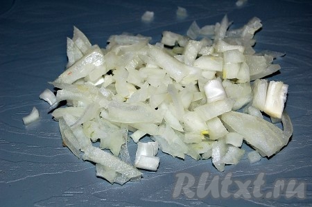 Режем мелко репчатый лук.
