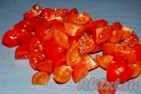 Режем мелко помидоры.