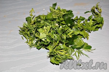 Режем мелко зелень.