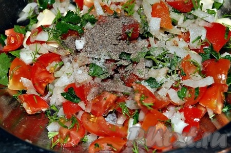 Перемешиваем лук, помидоры, зелень, добавляем нарезанный пластинами чеснок, соль, перец, выдавливаем лимонный сок.