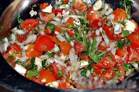 Перемешиваем лук, помидоры, зелень, добавляем нарезанный пластинами чеснок, соль, перец, выдавливаем лимонный сок.