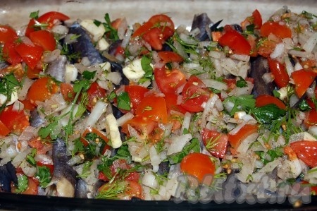 Полученной овощной смесью покрываем рыбу, подливаем воду.