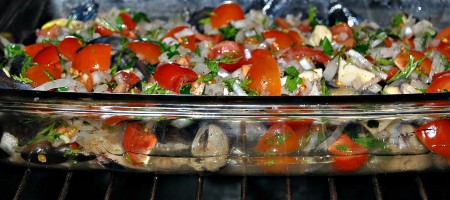 Отправляем форму с рыбой и овощами в разогретую духовку при температуре 190 градусов на 30 минут.
