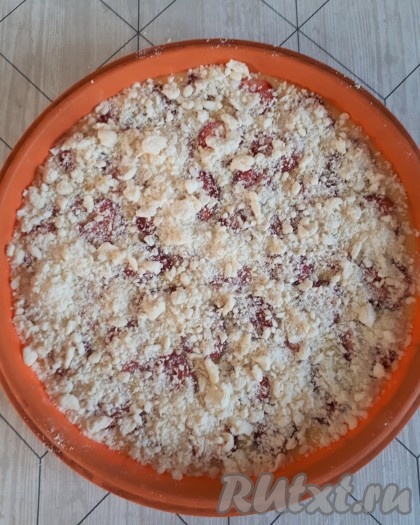 Пирог с клубникой посыпать штрейзелем.