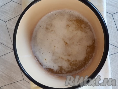 Сливочное масло растопить и остудить.