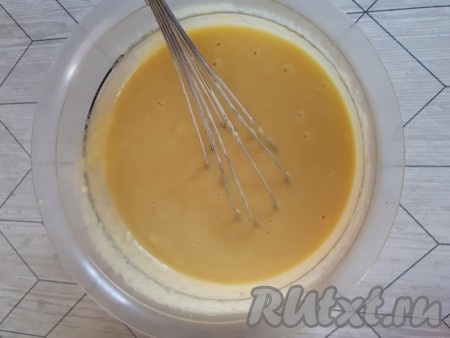 Тесто для пирога с клубникой готово, оно будет в меру густым.