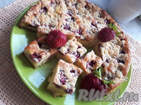 Пирог с клубникой и штрейзелем