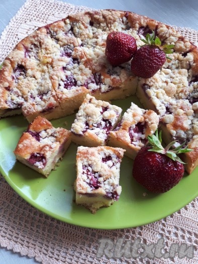 Пирог с клубникой получается аппетитным, нежным, а благодаря штрейзелю ещё и очень аппетитным, обязательно попробуйте!