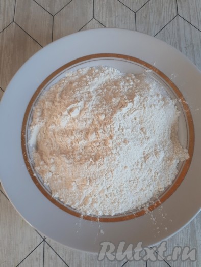 Для приготовления теста просеять муку с разрыхлителем, смешать с сахаром.