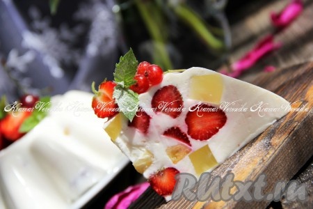 Украсить по вашему желанию, я украсила свежими ягодами. Творожно-желейный торт с фруктами, приготовленный без выпечки, получается вкусным, нежным, он прекрасно держит форму. Такой десерт понравится и детям, и взрослым! В разрезе фрукты и ягоды очень красиво смотрятся на фоне белоснежной творожно-желейной основы.