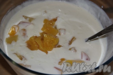 Добавить консервированные фрукты (если кусочки фруктов крупные, то нарежьте их на средние кусочки).
