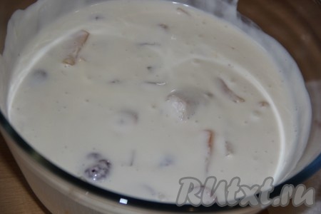 Аккуратно перемешать творожно-желейную массу с фруктами.
