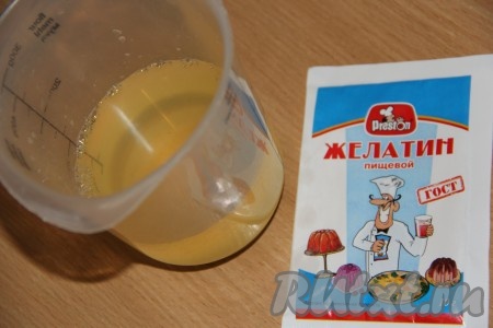 С консервированных фруктов слить сироп, у меня получилось 200 мл сиропа. Всыпать в сироп желатин, перемешать и оставить минут на 20 для набухания.