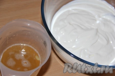 Переложить взбитую творожную массу в глубокую миску. Набухший желатин прогреть в микроволновке до полного растворения (напоминаю, желатин нельзя кипятить!). Я ставила на 2 минуты, но через каждые 20 секунд открывала микроволновку и перемешивала массу.
