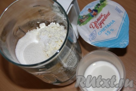 В чашу блендера выложить творог, сахар, ванильный сахар и молоко.
