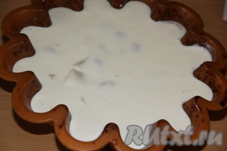 Перелить массу в силиконовую форму (или стеклянную миску, выстланную пищевой плёнкой).
