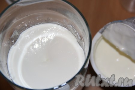 Творожную массу пробить погружным блендером до однородного состояния. Добавить сметану и ещё раз пробить.
