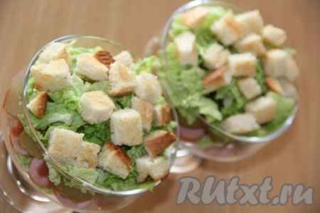 Затем выложить оставшиеся сухарики.
