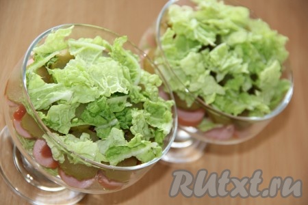 Далее выложить оставшуюся пекинскую капусту.
