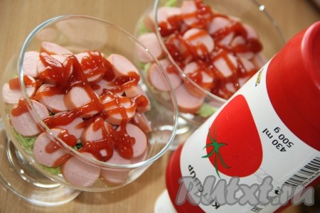 Поверх колбасы (или сосисок) сделать решётку из кетчупа.
