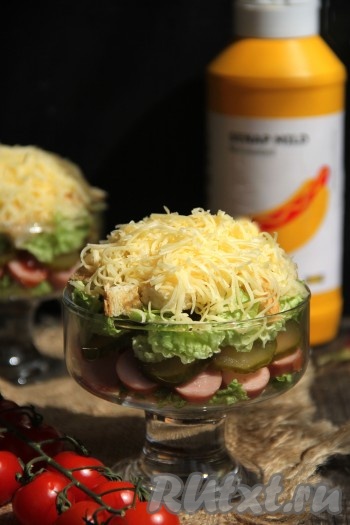 Аппетитный, вкусный, достаточно сытный&nbsp;салат с колбасой, с пекинской капустой и сухариками не требует пропитки, его можно сразу подать на стол.
