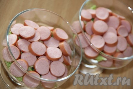 Варёную колбасу нарезать кубиками среднего размера (я использовала венские сосиски и нарезала их кружочками) и выложить поверх пекинской капусты плотным слоем. Салат не утрамбовываем!
