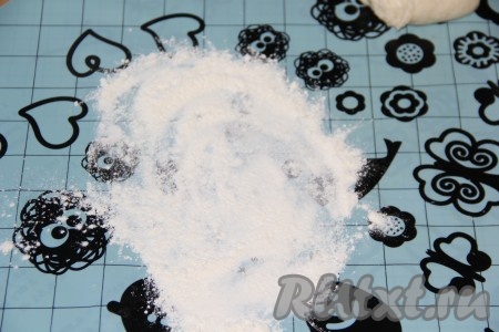 Хорошо припылить мукой часть рабочей поверхности. На муку выложить кусочек теста.