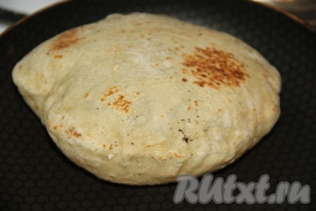 Ещё через 10-15 секунд опять перевернуть, она начнёт надуваться.