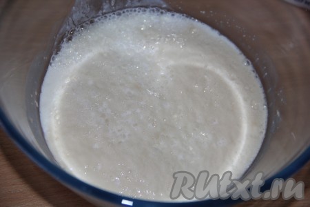 Как только на поверхности воды появятся пышные пузыри, влить в опару тёплый кефир (температура кефира тоже не должна быть выше 40 градусов, я в течение 20 секунд подогрела кефир в микроволновке), перемешать.