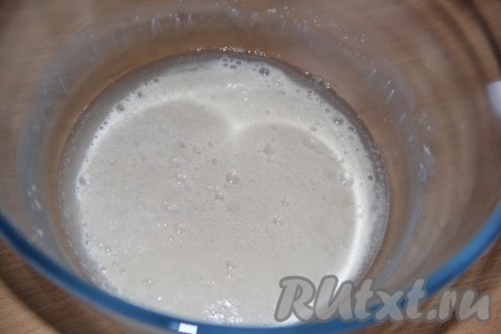 В глубокую миску влить тёплую воду (температура воды, примерно, 40 градусов), добавить сахар и сухие дрожжи, перемешать опару и оставить в тёплом месте на 15 минут.&nbsp;