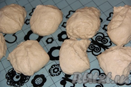 Смазать руки растительным маслом и обмять тесто. Выложить его на поверхность, присыпанную мукой, и разделить на 10 частей.