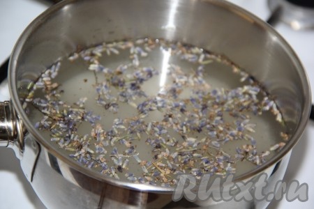 К сахару и цветам влить 1 стакан воды и поставить на огонь.