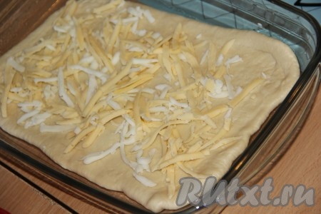 Присыпать его сыром.
