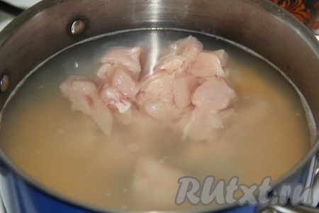 Куриную грудку нарезать на кусочки, добавить в кастрюлю с горохом, довести до кипения, снять пену.&nbsp;
