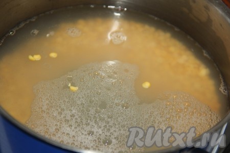 Горох хорошо промыть под проточной водой. Выложить промытый горох в кастрюлю, залить холодной водой и отправить на огонь.
