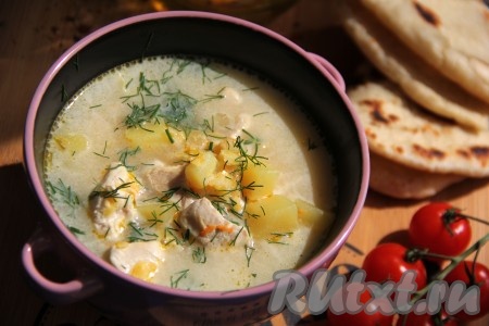 Подать вкусный, ароматный и бархатистый&nbsp;гороховый суп с плавленным сыром к столу. Можно в тарелку добавить белые сухарики или зелень. Это сытное блюдо прекрасно разнообразит меню, попробуйте! 
