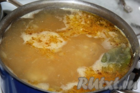 Когда картошка станет достаточно мягкой (будет практически готова), в куриный суп с горохом добавить обжаренные овощи и варить минут 5. Посолить по вкусу, добавить специи.
